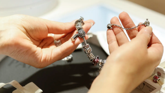 51我要配资 关税阻力下，美国消费者仍热衷珠宝消费