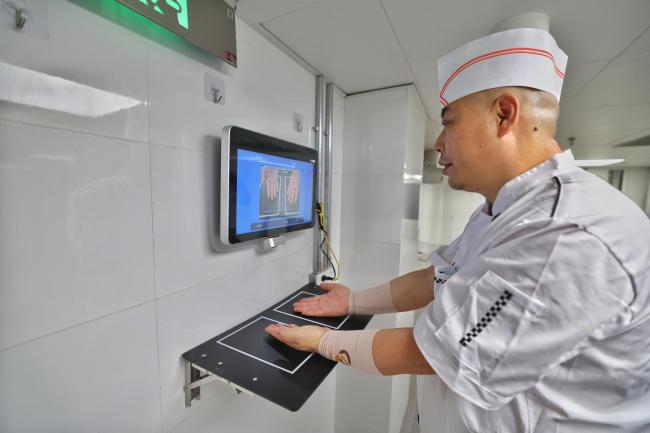 新学期北京中小学食堂添“锅气” 智慧升级保障安全营养