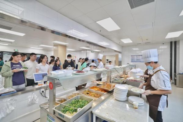 三羊财务 新学期北京中小学食堂添“锅气” 智慧升级保障安全营养