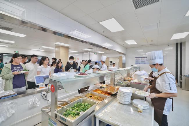 新学期北京中小学食堂添“锅气”