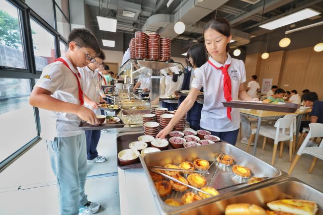 新学期北京中小学食堂添“锅气” 智慧升级保障安全营养